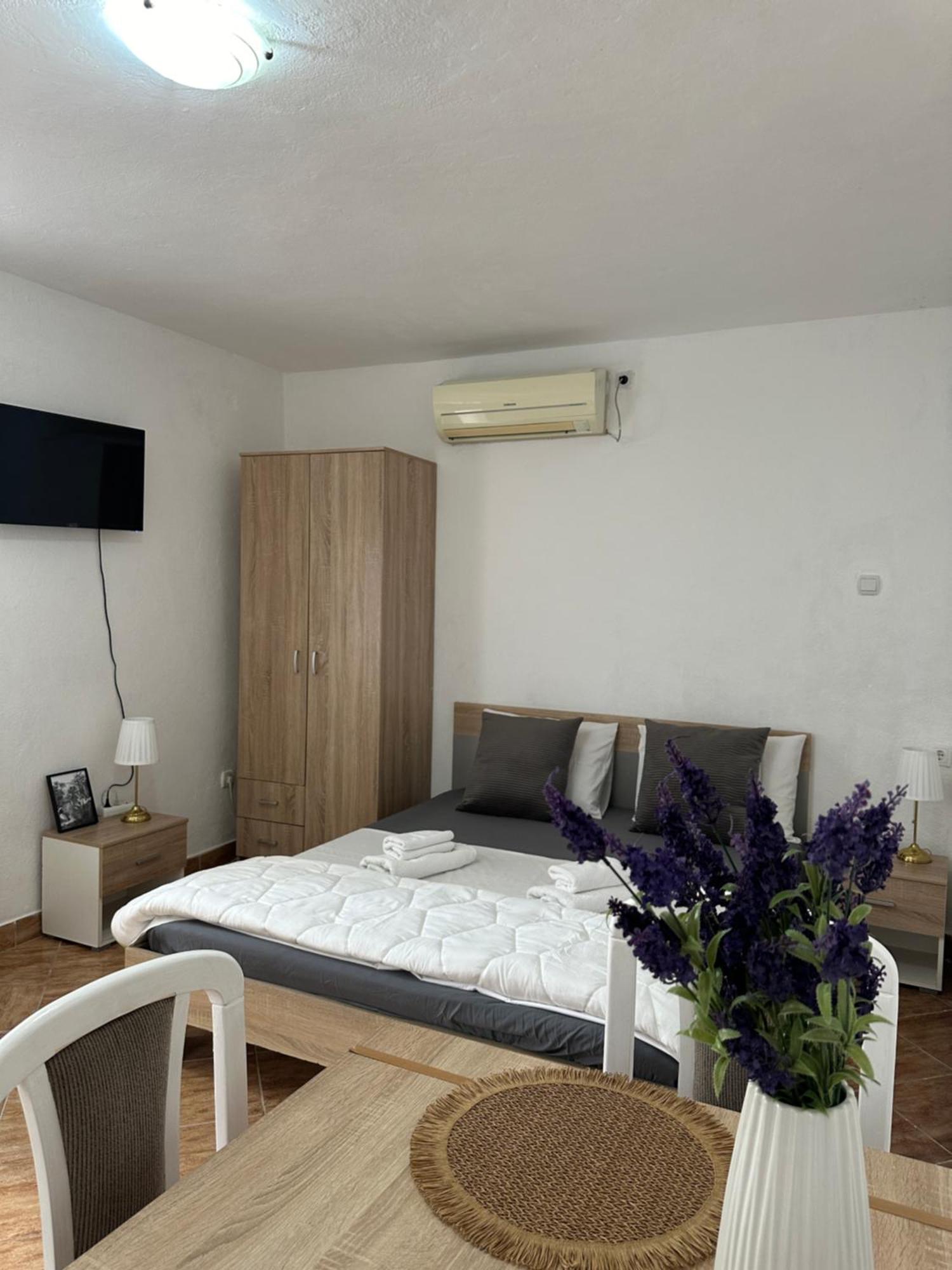 Apartman Nina Risan Exteriör bild